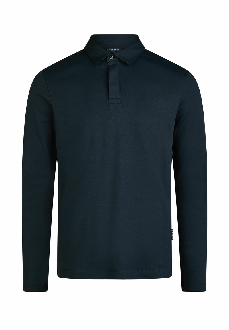 Langärmliges navy Poloshirt aus glattem Baumwollmaterial, ausgestattet mit einem klassischen Kragen, einer Drei-Knopf-Leiste und einem dezenten Markenlabel am Saum.