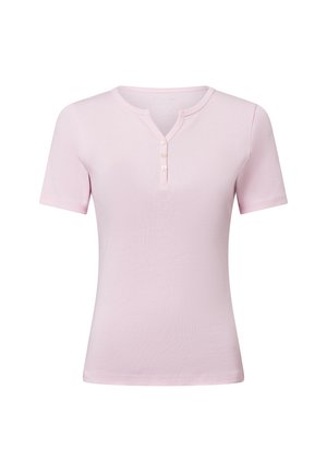 Helle rosa Kurzarm-T-Shirt mit einem Henley-Ausschnitt und drei Knöpfen. Hergestellt aus einem weichen Stoff mit glatter Oberfläche.