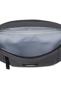 Interno di una borsa di tessuto grigio con rivestimento liscio grigio chiaro e chiusura con cerniera. Presenta una forma rettangolare e un'etichetta nera.
