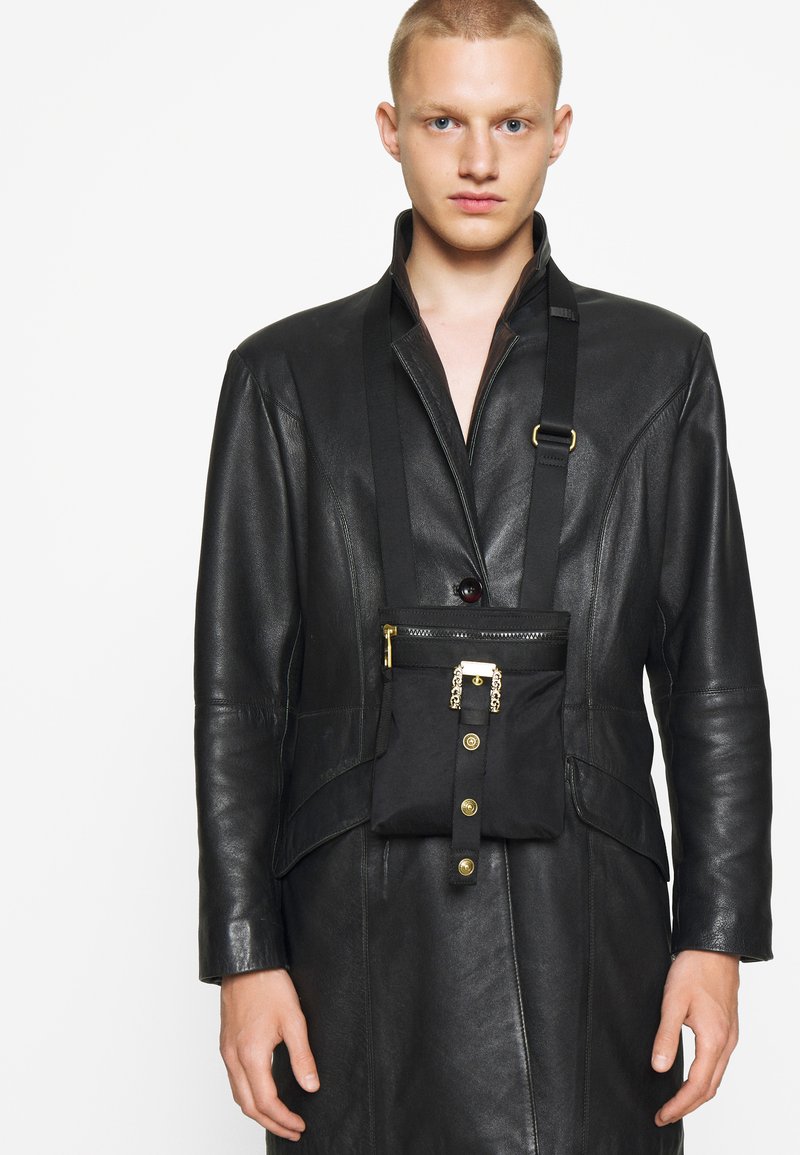 Herren Taschen & Koffer | Versace Jeans Couture RANGE COUTURE UNISEX Umhängetasche nero/schwarz - UC72389 Herren Taschen & Koffer | Versace Jeans Couture RANGE COUTURE UNISEX Umhängetasche nero/schwarz - UC72389