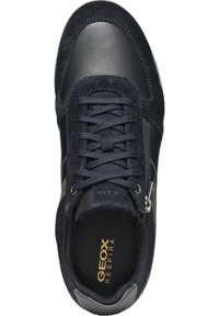 Baskets Geox bleu marine en cuir lisse et en daim, bout rond, lacets à l'avant et détail de fermeture éclair sur le côté. Logo intérieur visible.