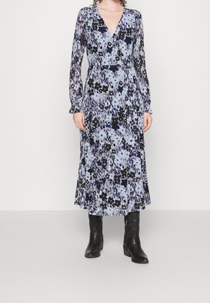 Robe maxi florale en bleu clair avec des accents noirs foncés. Manches longues, décolleté en V profond, tissu fluide, avec une taille ajustée et une légère évasement.