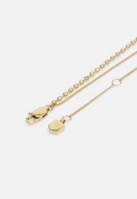 Collier en or avec deux chaînes : une avec des perles sphériques, l'autre une chaîne lisse, comportant un fermoir et un pendentif hexagonal.