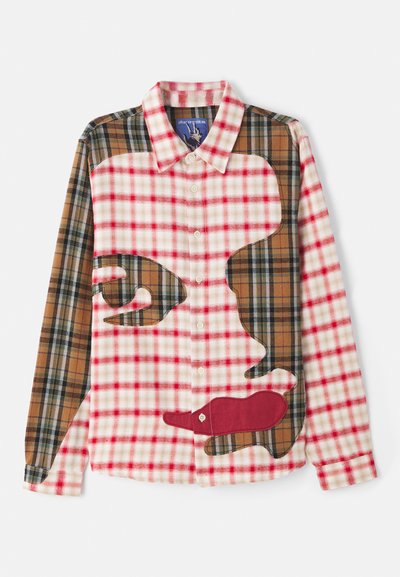 Hosszú ujjú kockás ing, piros és barna ellenőrzött mintázattal, nagy arcfelület applikációval és elülső gombos záródással.