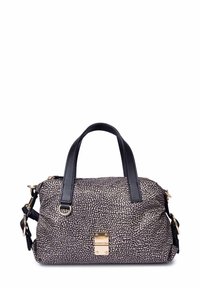 Kleine schwarz-weiße Handtasche mit Muster, schwarzen Griffen, einem goldfarbenen Verschluss vorne und abnehmbarem Schulterriemen mit goldfarbenen Beschlägen.