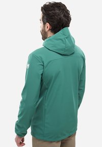 Grüne Kapuzenjacke aus glattem, mattem Stoff. Hat einen taillierten Schnitt, elastische Bündchen und ein Logo auf der linken Schulter.