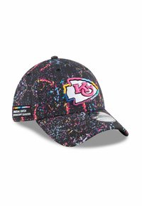 Schwarze Cap mit buntem Spritzmuster, gesticktes Teamlogo in Pink und Weiß, gebogener Schirm und Seitenetikett mit der Aufschrift "Crucial Catch".