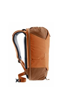 Mochila naranja y marrón con correas acolchadas, un compartimento con cremallera, superficie texturizada y un bolsillo lateral para almacenamiento.