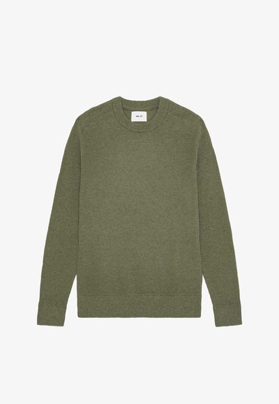 Maglione a coste verde oliva con collo rotondo e maniche lunghe. Caratterizzato da un orlo dritto e una texture sottile su tutta la superficie del tessuto.