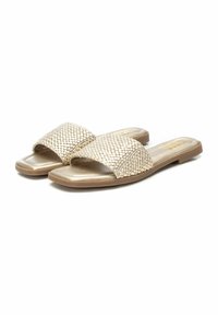 Sandalias de punta abierta con parte superior de tejido metálico dorado trenzado, suela plana y acabado suave y brillante. Presenta un diseño de banda ancha.