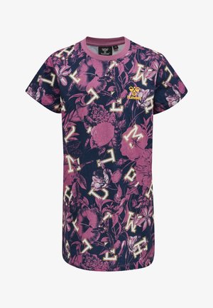 Mörkblå klänning med rosa blommönster, spridda vita och gula bokstäver, korta ärmar och gult Hummel-logotyp på bröstet.