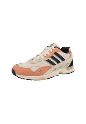 Sportsko med mesh-overdel i cremefarve, orange suede-detaljer, tre sorte striber og gummisål. Har polstret krave og snørebånd.