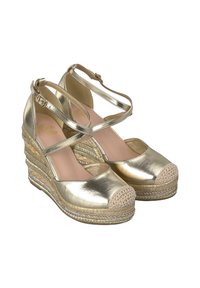 Goldene metallische Keilsandalen mit überkreuztem Riemen-Design, geflochtenen Jute-Details an der Ferse und runder, geflochtener Zehenkappe.