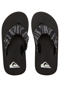Sorte flip-flops med stribede stofstropper, struktureret sål og et hvidt logo på sålen. Letvægtsdesign til afslappet brug.