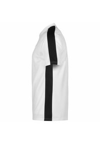 Biała koszulka z bawełnianej mieszanki, z krótkim rękawem, z oznaczeniem czarnej linii wzdłuż boku. Okrągły dekolt, gładka faktura.