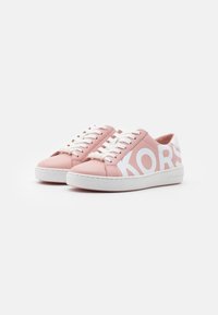 Rosa syntetiska sneakers med vita accenter, försedda med en framträdande logotyp på sidan, texturerade snören och en gummisula.