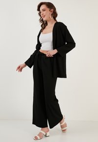LELA Püksid - black