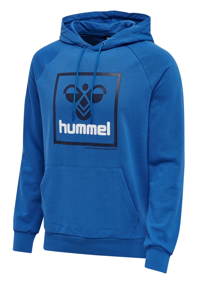Blauwe hoodie met zak aan de voorkant en zwart hummel-logo centraal op de borst, met koordjes aan de kap.