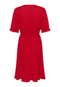 Robe rouge avec une texture douce, manches courtes bouffantes, une ceinture à la taille et un ourlet froncé. Encolure ronde simple, longueur genoux.