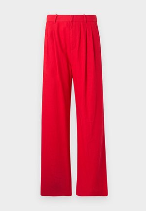 Punased laiad püksid pehmest kangast, millel on ees voldid, sile vöökoht ja sujuv tekstuur. Ilma nähtavate taskute või mustriteta.