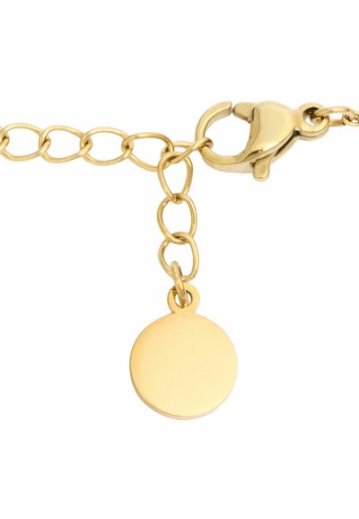 Guldkedjearmband med en rund, polerad anhänge och en kraftig karbinhake för säker stängning. Slät konsistens och jämn färgdetalj.