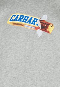 Grijze sweatshirt met korte mouwen, featuring een kleurraf grafiek van een snoepreep met de tekst "CARHARTT" in blauw en geel, en nep tape accenten.