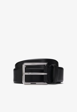 Sort læderbælte med en glat overflade; har en rektangulær spænde i sølvmetal og ingen yderligere mønstre eller detaljer.
