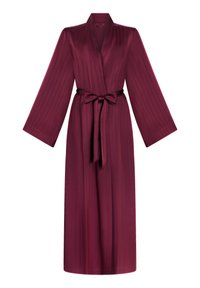 Βουργουνδικής σατέν ρόμπας με σχέδιο περιτυλίγματος, μακριά μανίκια και ζώνη. Διαθέτει κατακόρυφες ρίγες για πρόσθετη υφή.