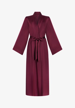 Accappatoio in satin bordeaux con design a cintura, maniche lunghe e cintura da annodare. Presenta righe verticali per una maggiore texture.