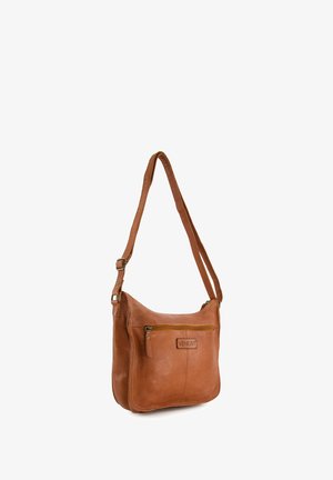 Brązowa skórzana torba na ramię z regulowanym paskiem, kieszenią na zamek z przodu, zaokrąglonym kształtem i wytłoczonym logo z boku.