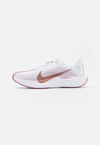 PEGASUS PLUS - Katujuoksukengät - white/metallic red bronze/platinum violet/plum dust/hot fuchsia