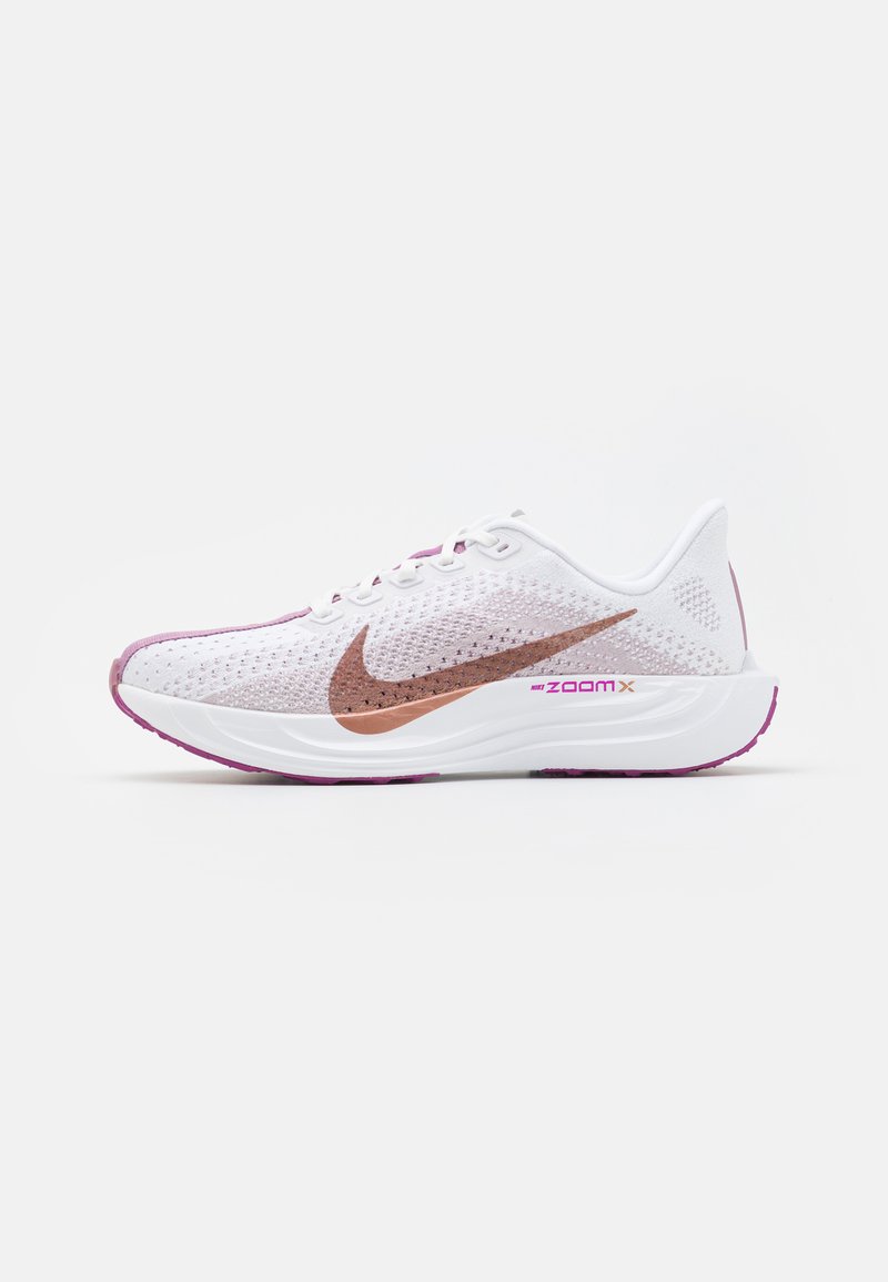 Nike Performance PEGASUS PLUS - Silniční běžecké boty - white/metallic red bronze/platinum violet/plum dust/hot fuchsia