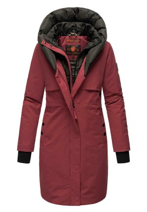 Veste isolée bordeaux avec une capuche noire, boutons-pression et poches zippées. Matériel extérieur lisse, intérieur rembourré et caractéristiques ajustables.