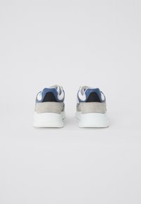 Sneakers med en blanding av blå mesh og grå semsket skinn, hvite detaljer, rund tå og en teksturert gummisåle.