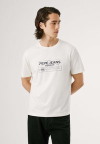 Balsvītra kokvilnas t-krekls ar melnu bloku drukātu logotipu "Pepe Jeans London". Īsas piedurknes un klasiskā apļa kakla dizains.