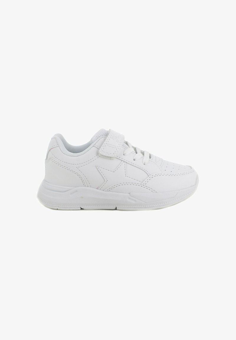 Scarpa sportiva bianca con tomaia in pelle liscia, suola piatta, chiusura con lacci e velcro, e dettagli a forma di stella sui lati.