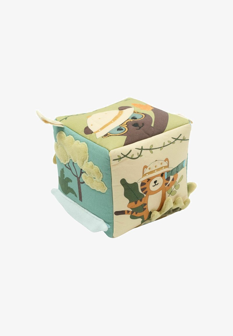 Puha szövetkocka állatillusztrációkkal, zöld, bézs és kék színekkel. Mintás díszítések és címkék a sarkokon.