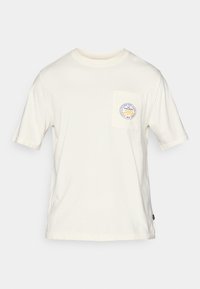 Kortermet hvit bomulls T-skjorte med lomme og et sirkulært blått og gult logo. Myk tekstur, klassisk passform og rund halsdesign.
