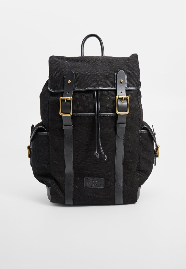 Schwarzer Canvas-Rucksack mit Lederakzenten, doppelten vorderen Schnallen, Kordelzugverschluss und Seitentaschen. Verfügt über einen oberen Tragegriff.