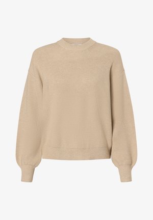 Pull en tricot beige avec un col haut et des épaules tombantes. Il présente une texture côtelée et des manches longues légèrement bouffantes.