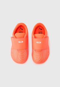 Φ ωτεινά πορτοκαλί μαλακά παπούτσια με λείο εξωτερικό, επένδυση με επένδυση και ιμάντα με βέλκρο. Διαθέτουν πουά σχέδιο στη μύτη.