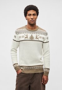 Biely pletený sveter s okrúhlym výstrihom, zdobený hnedými motívmi sobov a vločiek. Rebrované manžety a lem v kontrastnej hnedej farbe.