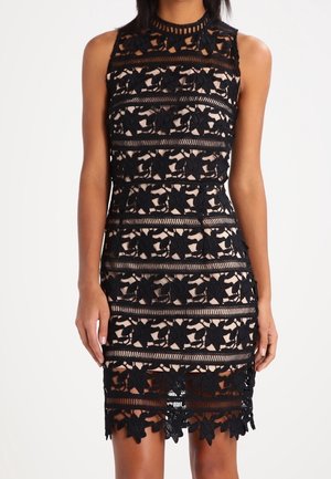 Mouwloze aansluitende jurk met zwarte bloemenkant overlay en nude onderlaag, hoge halslijn en golvende zoom boven de knieën.