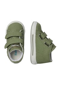 Zelené plátěné boty pro batolata s dvojitými suchými zipy, bílé gumové podešve a kontrastní švy. Zaoblený tvar špičky a polstrovaný interiér.