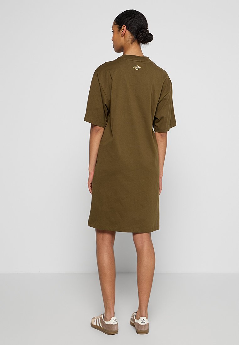 Olivengrünes T-Shirt-Kleid mit kurzen Ärmeln und lockerer Passform, das ein dezentes Logo auf dem Rücken und einen knielangen Saum aufweist.