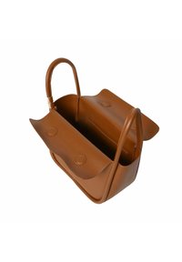 Torebka ze skóry w kolorze brązowym o strukturalnym wzornictwie, z dwoma przegrodami, zaokrąglonymi uchwytami i okrągłymi zapi�ęciami na klapie.