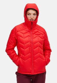 Rote isolierte Jacke mit Zickzackmuster, hohem Kragen und Kapuze. Verfügt über einen Reißverschluss und Seitentaschen, gefertigt aus leichtem, glänzendem Material.