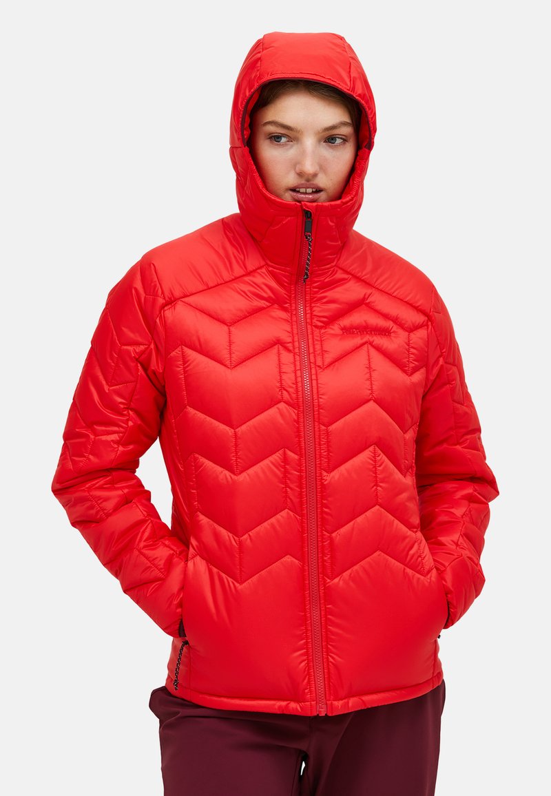 Rote isolierte Jacke mit Zickzackmuster, hohem Kragen und Kapuze. Verfügt über einen Reißverschluss und Seitentaschen, gefertigt aus leichtem, glänzendem Material.