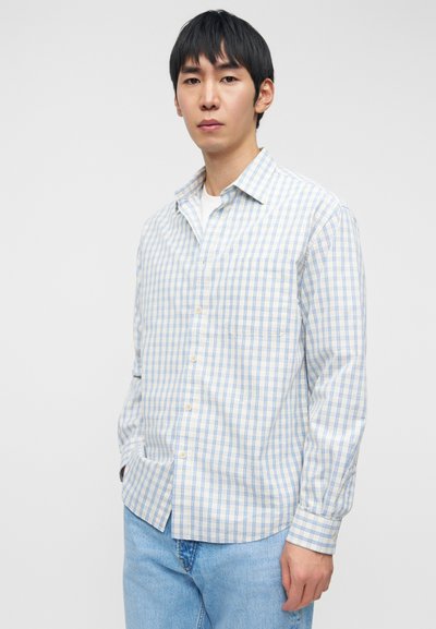 Ανοιχτό μπλε και λευκό καρό πουκάμισο με κουμπιά, μακριά μανίκια, τσέπη στο στήθος και κανονικό γιακά, κατασκευασμένο από υφαντό ύφασμα.
