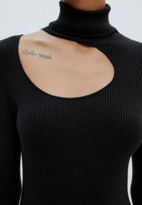 Schwarzes, geripptes Turtleneck-Oberteil mit einem einzigartigen Ausschnitt. Der Stoff ist strukturiert und hat einen taillierten Schnitt, der die Form des Kleidungsstücks betont.